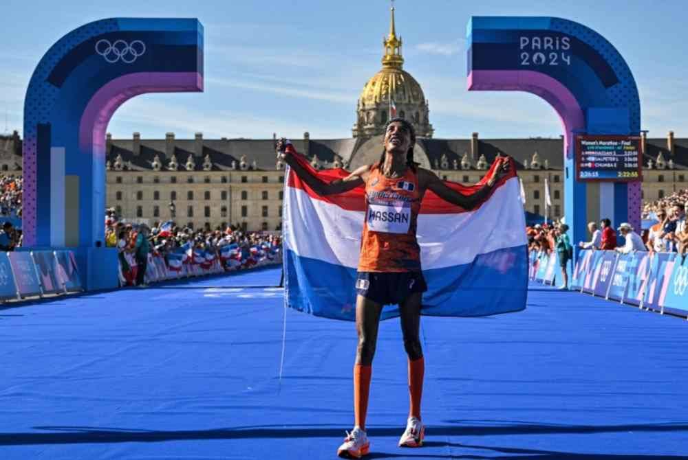 Hassan meraikan kejayaan selepas melepasi penamat di tempat pertama acara maraton wanita di Sukan Olimpik Paris 2024. Foto AFP