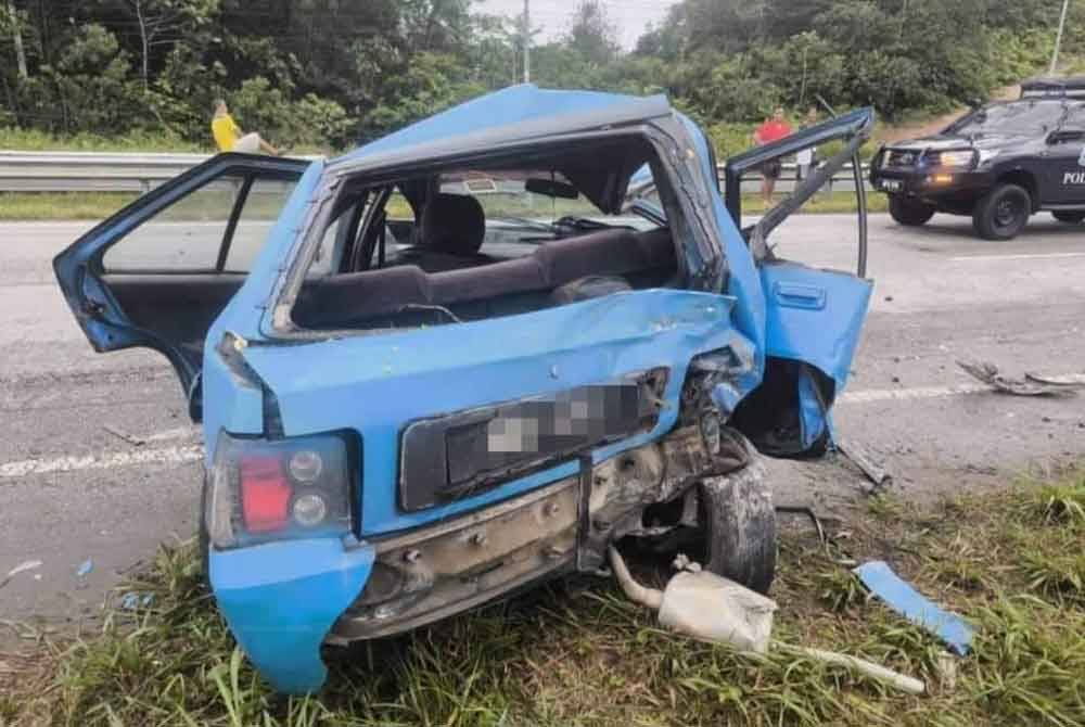 Keadaan kereta yang terlibat kemalangan di Kilometer 86 Lebuhraya Pan Borneo Sibu-Bintulu, awal pagi Ahad.