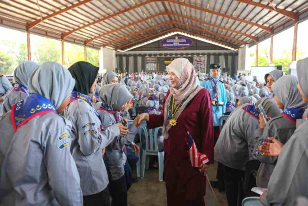 Fadhlina bersalaman bersama peserta Program Kempori Pengakap Madani Peringkat Kebangsaan Tahun 2024 di Kem Pengakap Tengku Muhammad Ismail, Kuala Nerus, Terengganu.