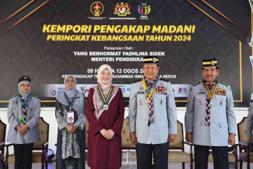 Fadhlina merakam kenangan bersama Ketua Pengakap Negara, Mejar Jeneral (B) Profesor Datuk Dr Mohd Zin Bidin (dua dari kanan) dan Pengerusi Majlis Pengakap Negeri Terengganu, Tan Sri Abdullah Taib (kanan).