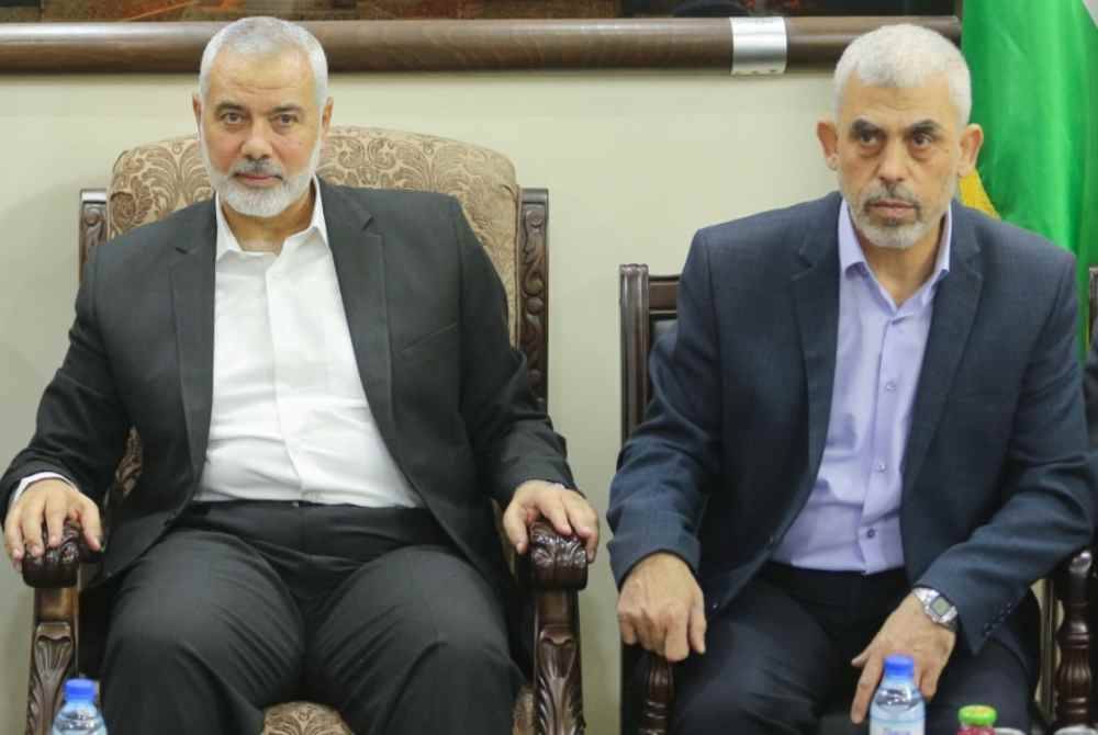 Gambar yang dirakamkan pada 2019 ini menunjukkan Sinwar (kanan) dan Haniyeh menghadiri sebuah acara di Genting Gaza.