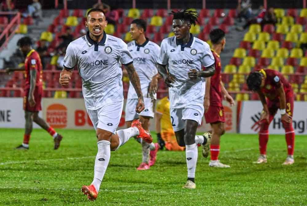 Bruno Suzuki (kiri) meraikan jaringan gol bersama pemain PDRM pada aksi Liga Super di Stadium Tuanku Abdul Rahman Paroi. Foto Bernama