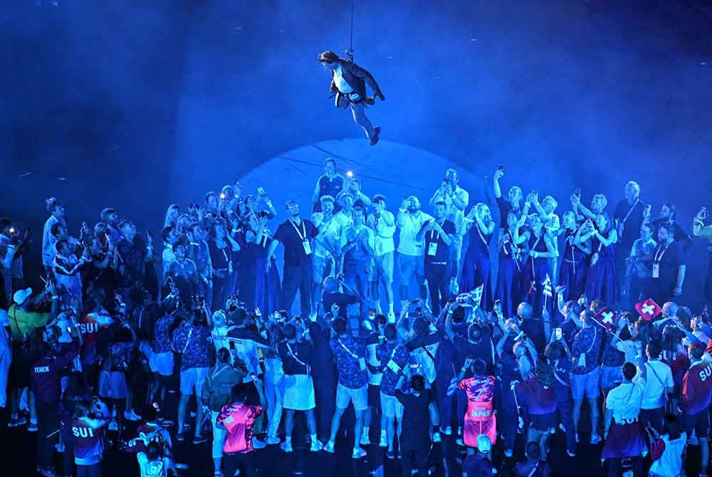 Upacara penutupan semakin meriah apabila bintang Hollywood Tom Cruise melakukan aksi mengagumkan dengan, melompat dari bumbung Stade de France. Foto AFP