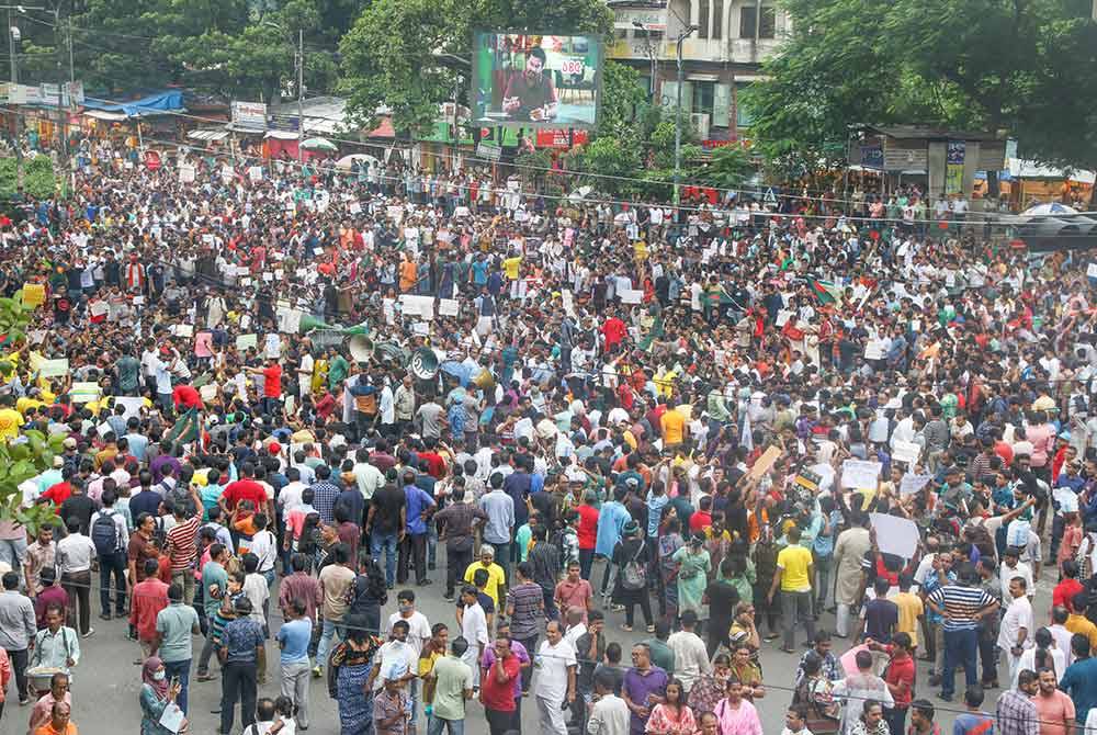 Komuniti Hindu Bangladesh Hindu turut terbabit dalam protes besar-besaran terhadap kerajaan Liga Awami pimpinan Hasina. Foto EPA