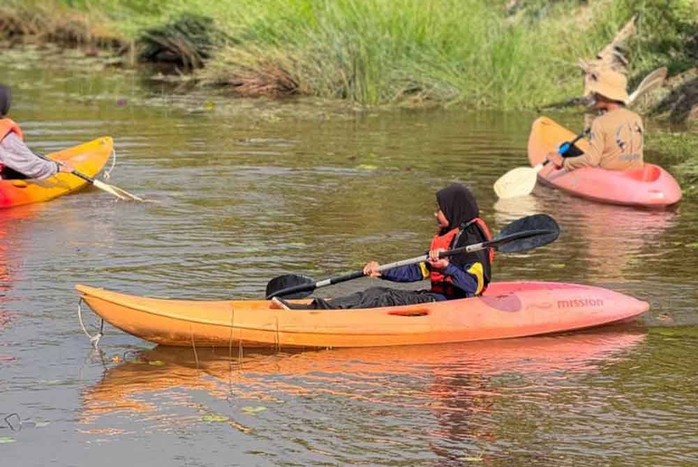 Ahli pengakap menyertai aktiviti berkayak sempena Kempori Pengakap Negeri Selangor 2024.