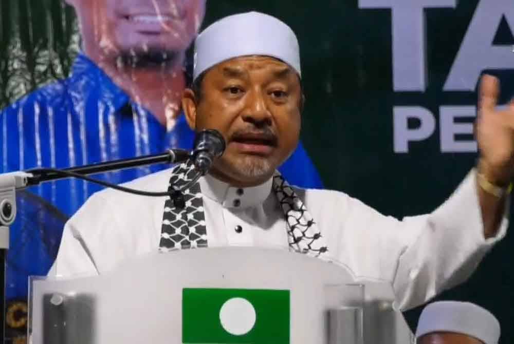 Mohd Nassuruddin semasa berucap selepas merasmikan Pelancaran Tawaran PN PRK DUN Nenggiri di Markaz Tarbiah Renok, Gua Musang pada Ahad malam.