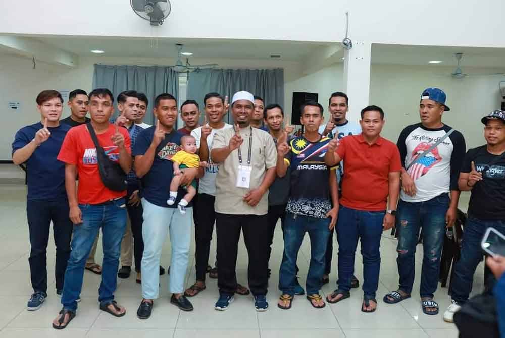 Mohd Rizwadi (lima dari kanan) bersama pengundi luar yang berada di Kuala Lumpur.