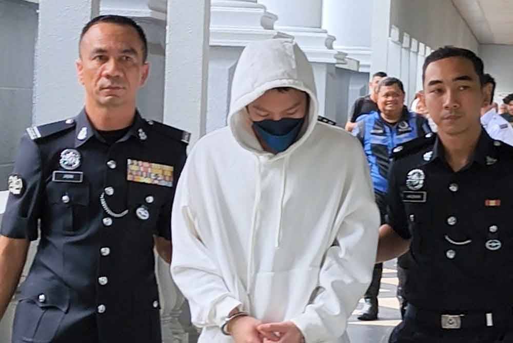 Cong Li (tengah) dibawa ke Mahkamah Majistret Kuala Lumpur pada Isnin, bagi menghadapi dua pertuduhan memandu di bawah pengaruh alkohol hingga menyebabkan dua pelajar kolej maut, Sabtu lalu.