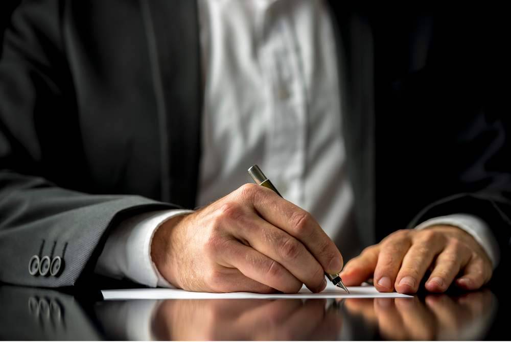 SESIAPA yang menafikan atau menghalang perwarisan harta bagi seorang waris yang berhak seperti anak kandungnya, maka ia dikira dosa besar. -Foto: Canva