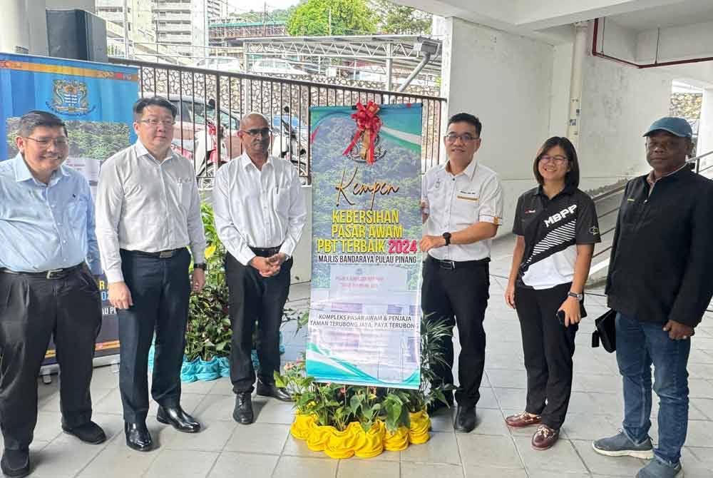 Rajendran (tiga dari kiri) bersama Hon Wai (tiga dari kanan) merasmikan Kempen Pasar Awam Bersih Pihak Berkuasa Tempatan (PBT) 2024 di Pasar Awam Taman Terubong Jaya pada Isnin.