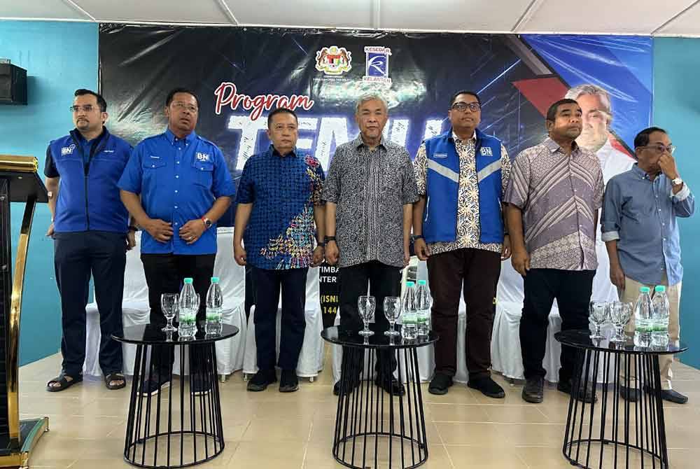 Ahmad Zahid (tengah) yang hadir di Gua Musang bagi bertemu dengan masyarakat pada Isnin.