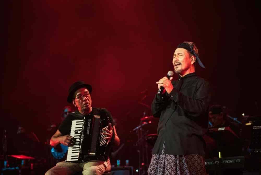 Maestro Muzik, Datuk Ramli MS turut tampil mengiringi persembahan.