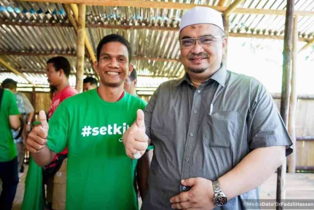 Mohamed Fadzli (kanan) mendedahkan pimpinan Jaringan Komuniti Orang Asli Kelantan (JKOAK) memaklumkan lebih 40 tahun Kerajaan Persekutuan gagal menjaga kebajikan mereka di Gua Musang.