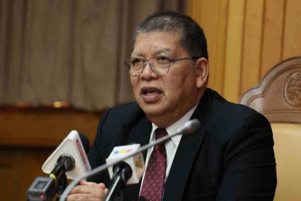 Johari bercakap pada sidang media semasa melakukan lawatan kerja ke DUN Terengganu. Foto Bernama