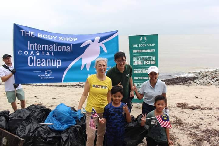 Program pembersihan Pantai Morib sebagai inisiatif penjagaan alam sekitar.