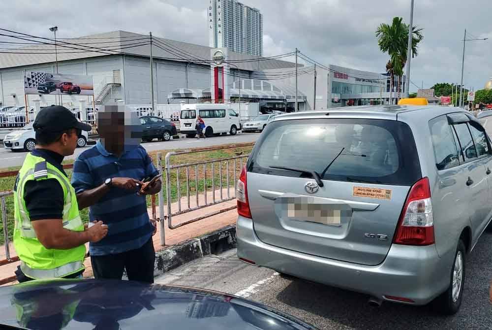 Anggota JPJ melakukan pemeriksaan dalam Ops Ulat di LTAPP. Foto JPJ Pulau Pinang