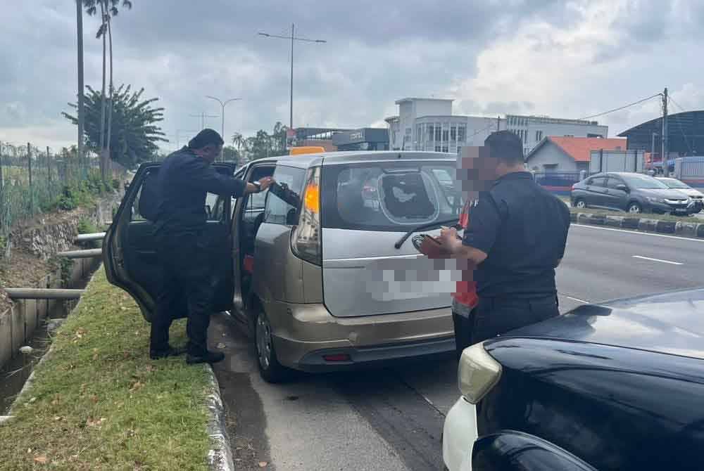 Antara kenderaan yang ditahan untuk pemeriksaan dalam Ops Ulat yang dijalankan JPJ Pulau Pinang. Foto JPJ Pulau Pinang