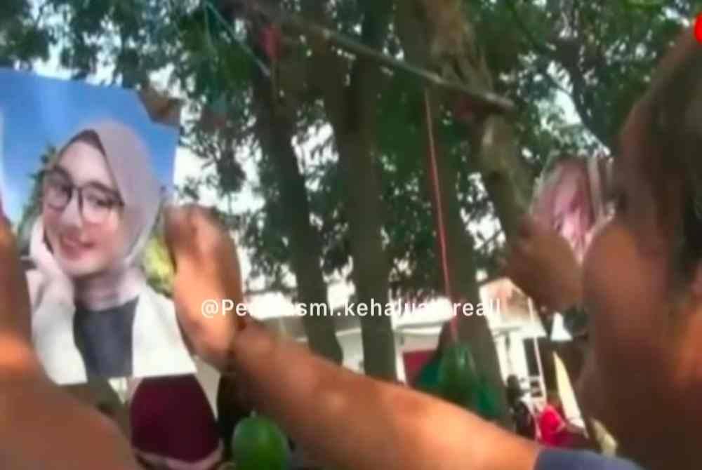 Peserta mengangkat gambar wajah bekas kekasih untuk ditatap. Agensi