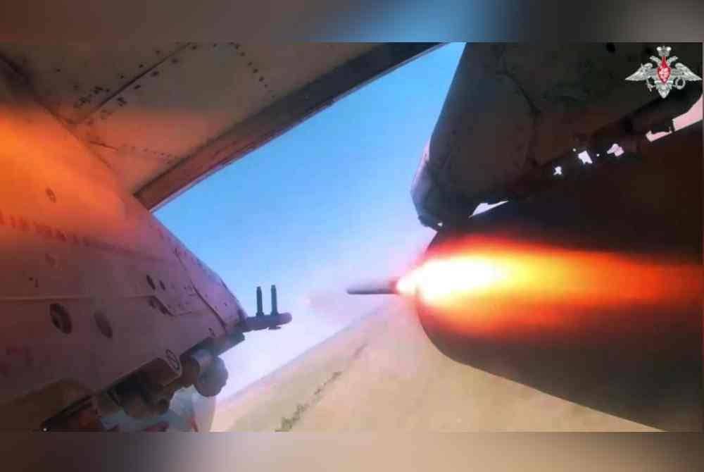 Imej dikeluarkan Kementerian Pertahanan Rusia menunjukkan jet Su-25 melancarkan roket terhadap kedudukan tentera Ukraine di wilayah Kursk.