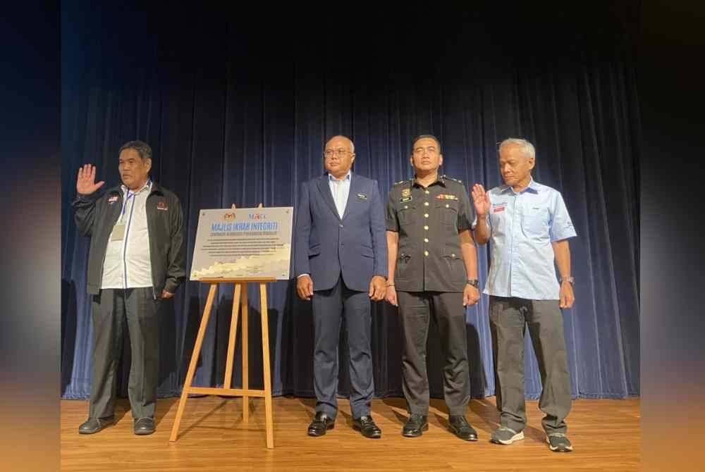 Dari kiri: Noruddin, Mohd Sayuthi, Penguasa Kanan Suruhanjaya Pencegahan Rasuah Malaysia (SPRM) Rostam Maidin dan Muhammad Nasir pada Majlis Ikrar Integriri MACC di Putrajaya pada Isnin.