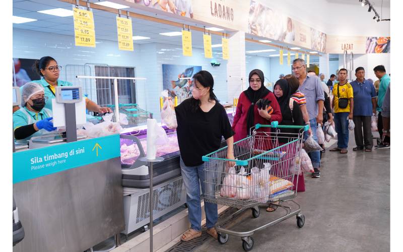 Pengunjung tidak melepaskan peluang untuk mendapatkan barang keperluan di pasar raya Lotus's Puchong.