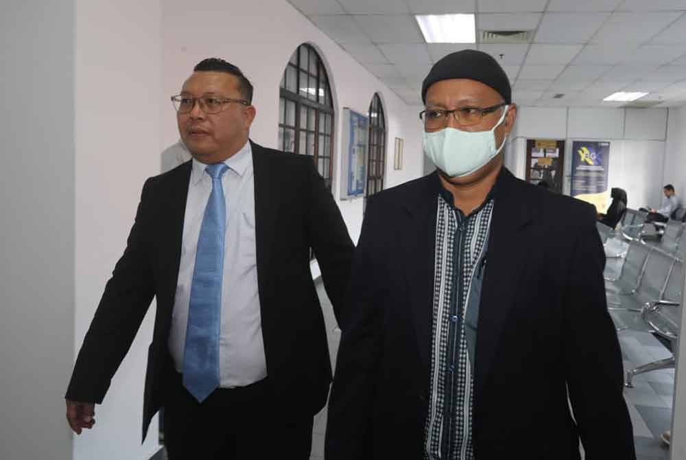 Abdul Aziz (kanan) di Mahkamah Sesyen Johor Bahru pada Selasa.