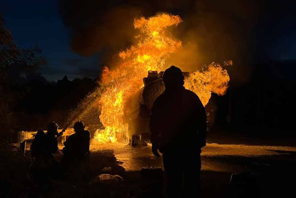 Punca kebakaran masih belum diketahui.