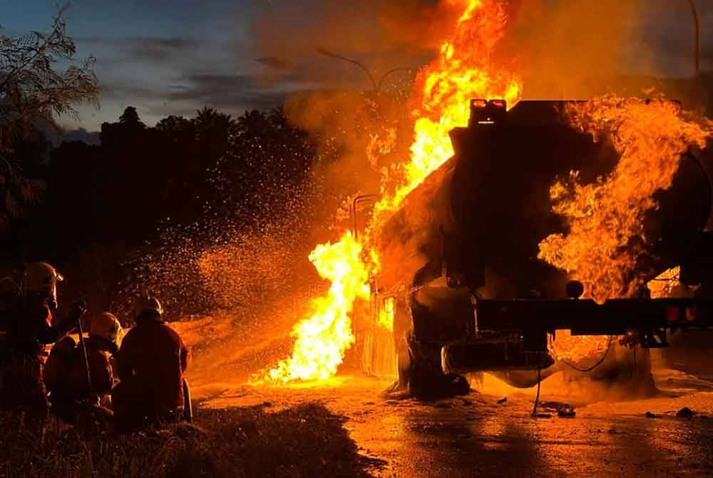 Api kelihatan marak pada lori tangki membawa muatan diesel terbakar di kawasan bulatan berhampiran Taman Palm Height, Lahad Datu.