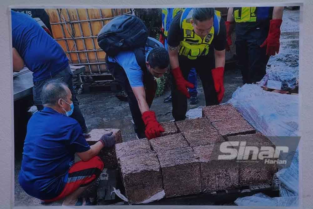 Antara jongkong logam e-waste yang dirampas menerusi operasi di beberapa negeri, 5 Ogos lalu. Foto Sinar Harian - MOHD HALIM ABDUL WAHID