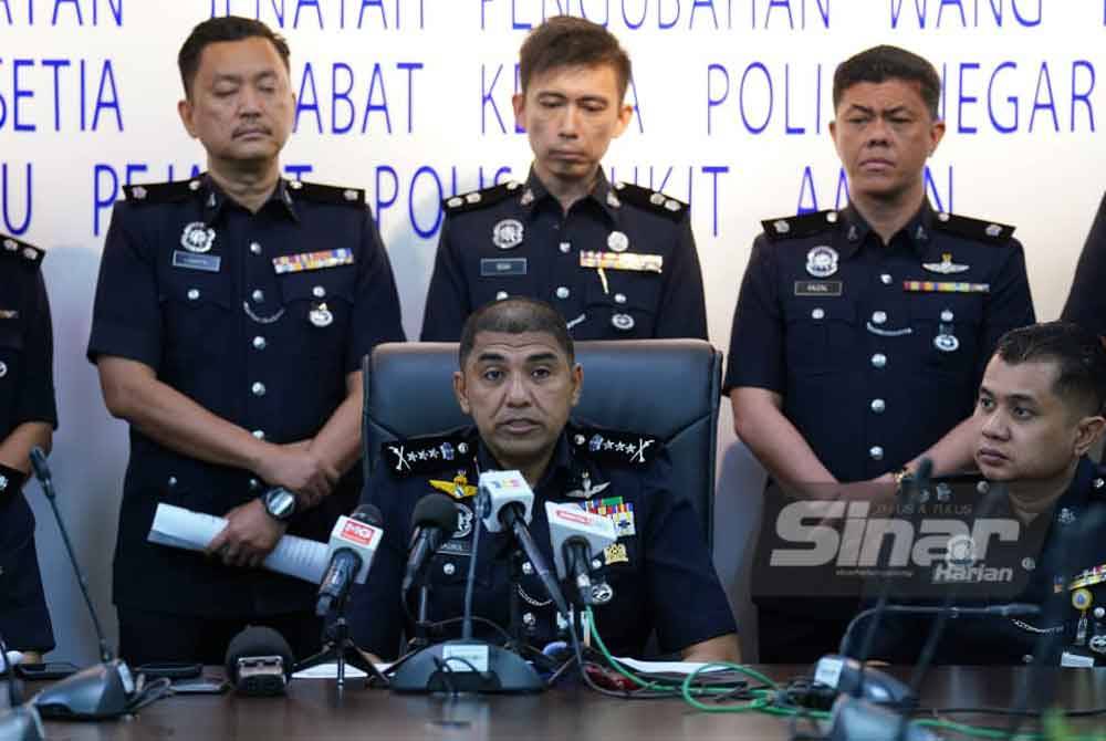 Muhammed Hasbullah (tengah) dalam sidang akhbar khas di Menara KPJ pada Selasa.