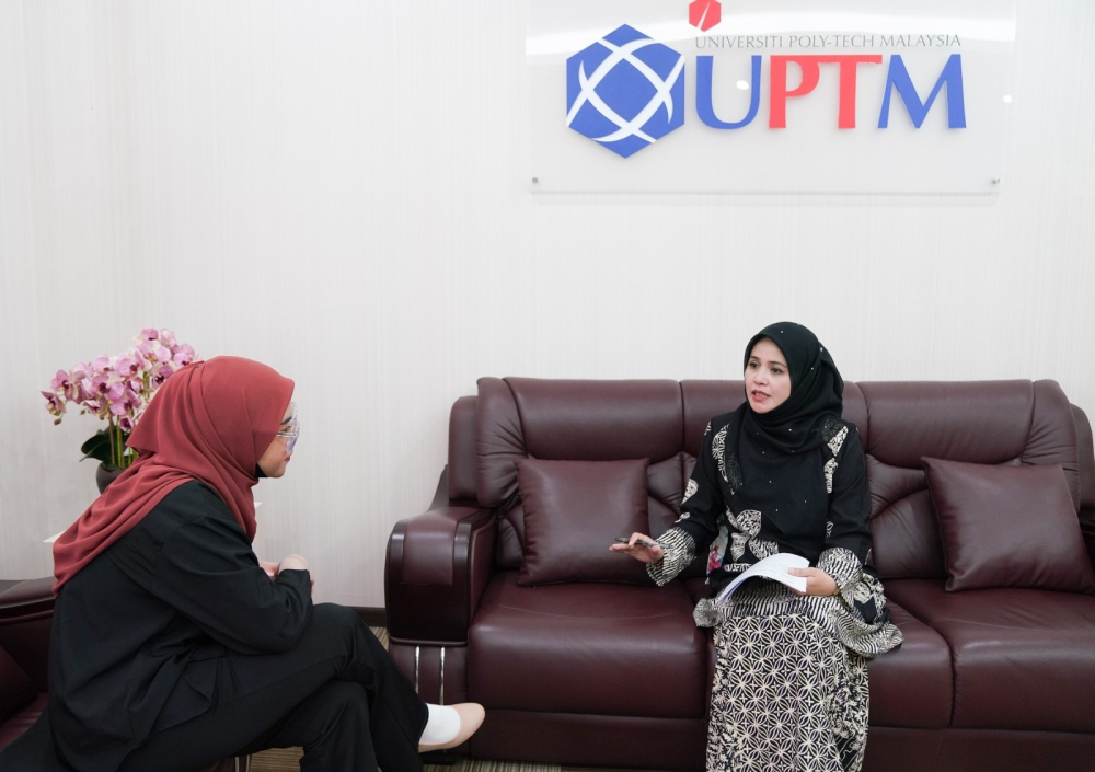 Sharifah Syahirah (kanan) sewaktu ditemu bual oleh wartawan Sinar Bestari, Azleenda Sahaludin di UPTM, baru-baru ini.