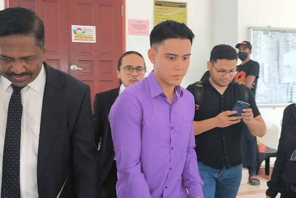 Hafidz (dua dari kiri) hadir ke Mahkamah Majistret Kuala Kubu Bharu pada Selasa bagi prosiding kes mencederakan bekas isterinya, Mac tahun lalu.