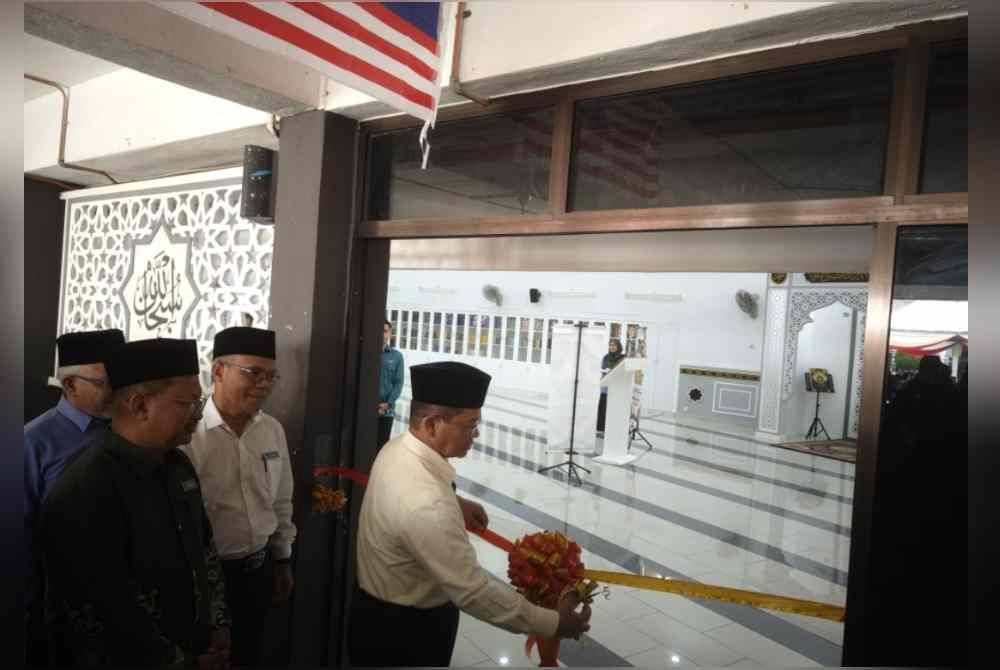 Mohd Na'im memotong riben sebagai simbolik perasmian Surau Al-Marjan SMK Batu Muda pada Selasa.