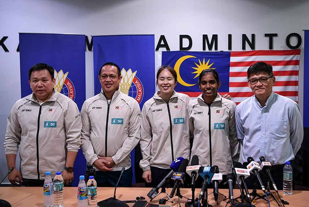 Pengarah Kejurulatihan Akademi Badminton Malaysia (ABM), Rexy Mainaky (dua, kiri) bergambar bersama pemain badminton wanita beregu kebangsaan, Pearly Tan (tengah) dan Thinaah Muralitharan (dua, kanan) ketika sidang akhbar 'Post Olimpik Paris 2024' di Akademi Badminton Malaysia, Bukit Kiara di sini pada Selasa. Foto Bernama