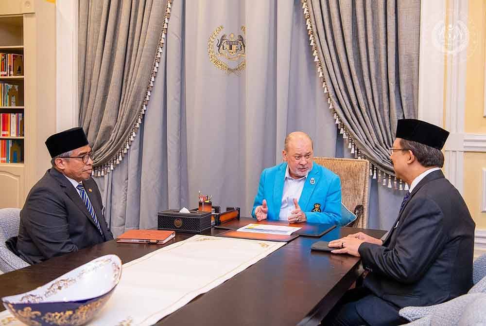 Sultan Ibrahim berkenan menerima menghadap KSN yang baharu, Datuk Seri Shamsul Azri Abu Bakar di Istana Negara hari ini. Turut hadir, bekas KSN, Tan Sri Mohd Zuki Ali. Foto Facebook Sultan Ibrahim Sultan Iskandar