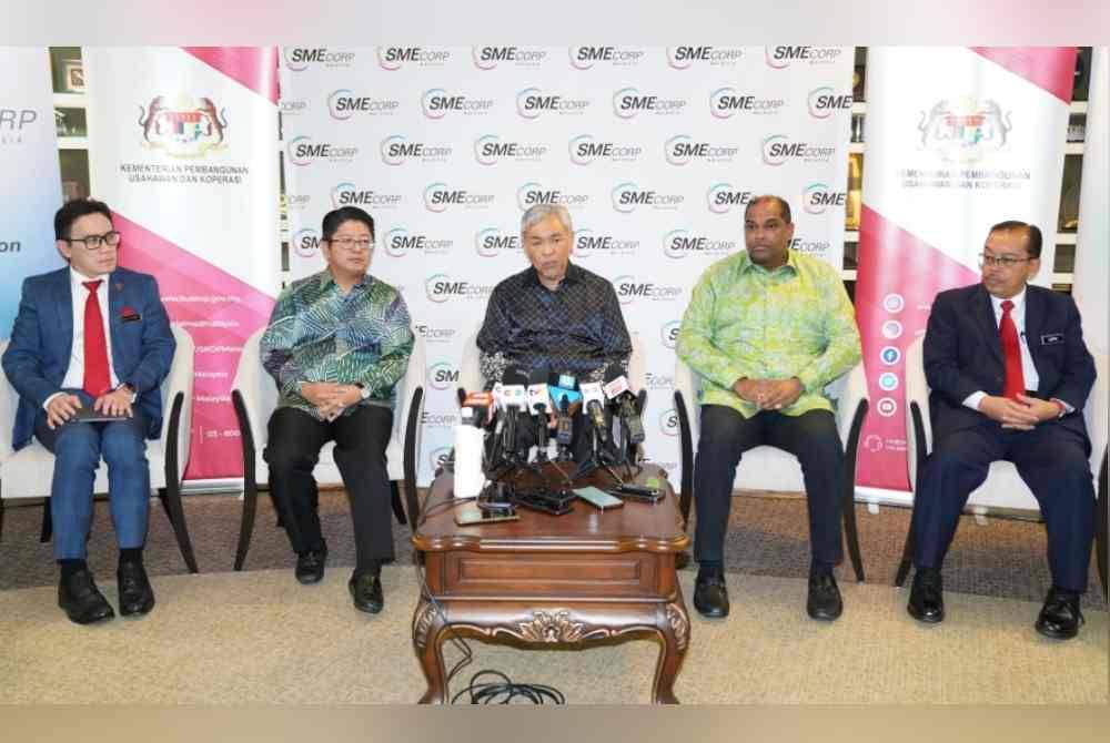 Ahmad Zahid (tengah) bersama Ewon (dua dari kiri) dan Ramanan (dua dari kanan) semasa sidang akhbar selepas Mesyuarat Sekretariat Majlis Pembangunan Usahawan dan PMKS Kebangsaan Bilangan 3 Tahun 2024 di ibu pejabat SME Corp Malaysia, Kuala Lumpur pada Selasa.
