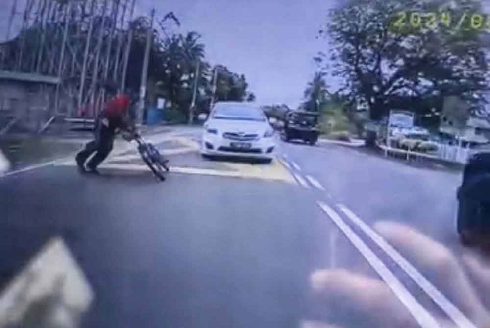 Salah satu rakaman yang tular memaparkan seorang penunggang basikal sengaja menjatuhkan basikalnya di Taman Rakyat pada Jumaat lalu.