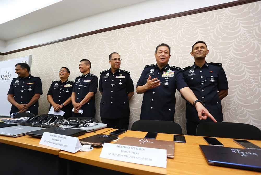 Azizi (dua dari kanan) menunjukkan rampasan barang kes hasil penahanan tiga suspek dalam serbuan berasingan di Kampar dan Ayer Tawar pada Jumaat dan Ahad lalu.