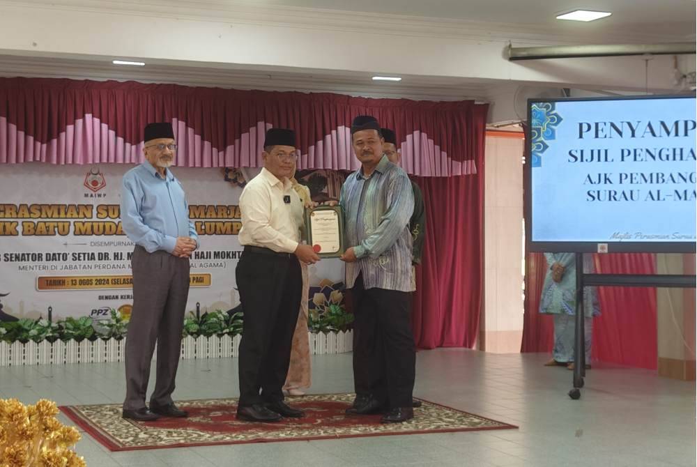 Mohd Na'im (tengah) pada Majlis Perasmian Surau Al-Marjan SMK Batu Muda di sini pada Selasa.