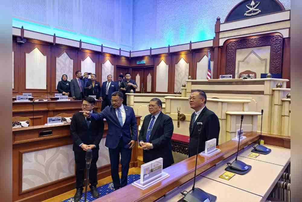 Mohd Sharkar (dua dari kiri) menunjukkan kemudahan yang ada kepada Johari (dua dari kanan) ketika Program Lawatan Kerja Yang Dipertua Dewan Rakyat ke DUN Pahang sempena Persidangan Speaker-Speaker Parlimen dan Dewan Undangan Se-Malaysia 2024 di Wisma Sri Pahang di sini pada Selasa.