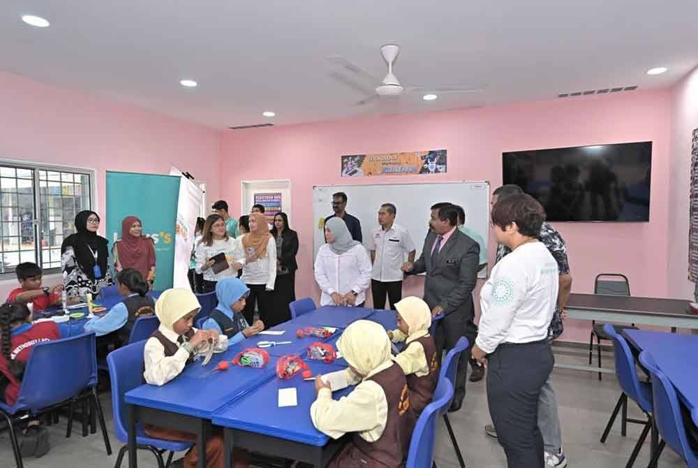 Makmal reka bentuk dan teknologi yang telah dinaik taraf hasil program CSR Lotus Malaysia.