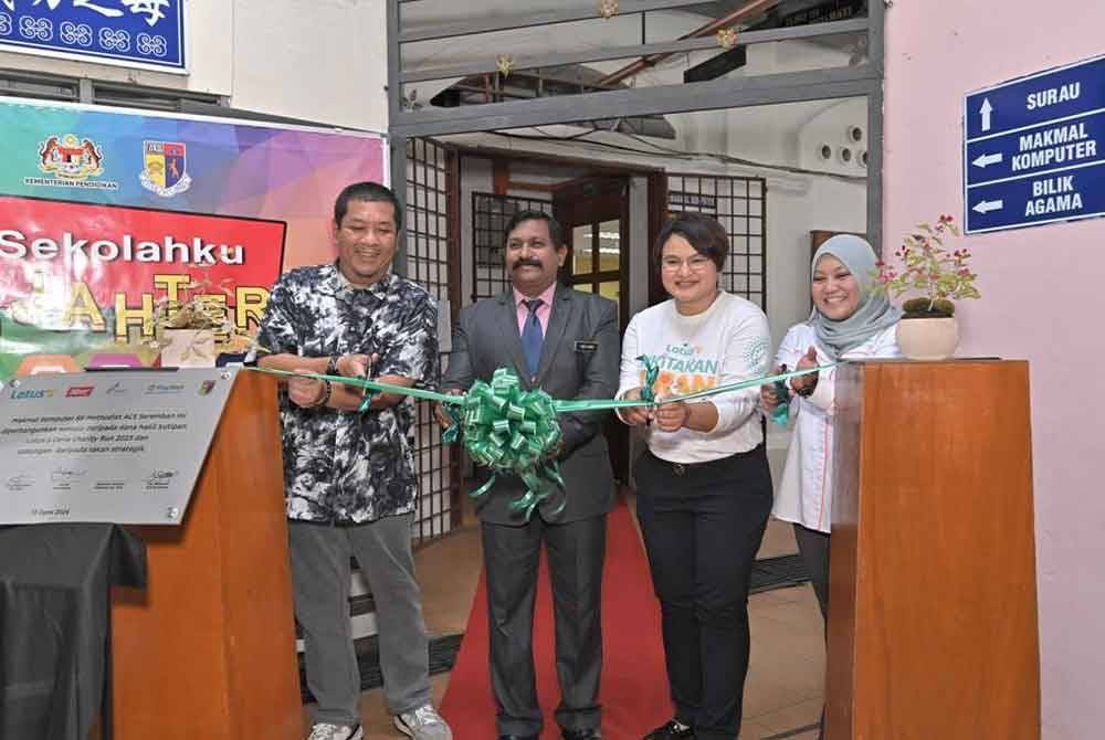 Dari kiri Nik Justin, Selvam, Hanim dan Norazlina ketika merasmikan makmal komputer di Sekolah Kebangsaan (SK) Methodist (ACS) Seremban.