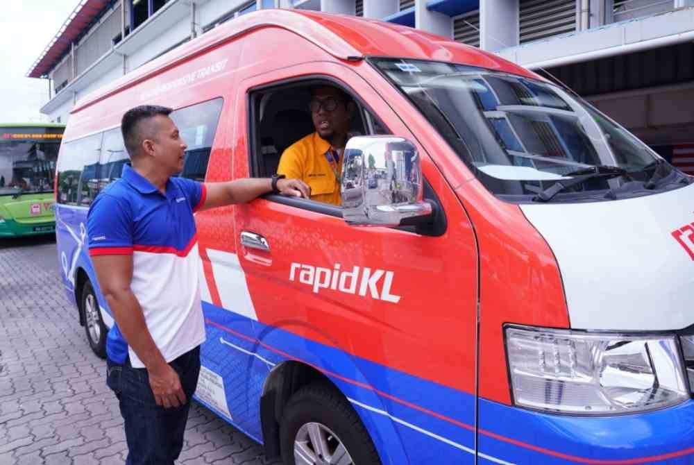 Khairil bersama van DRT yang beroperasi di stesen Taman Bahagia, Petaling Jaya.