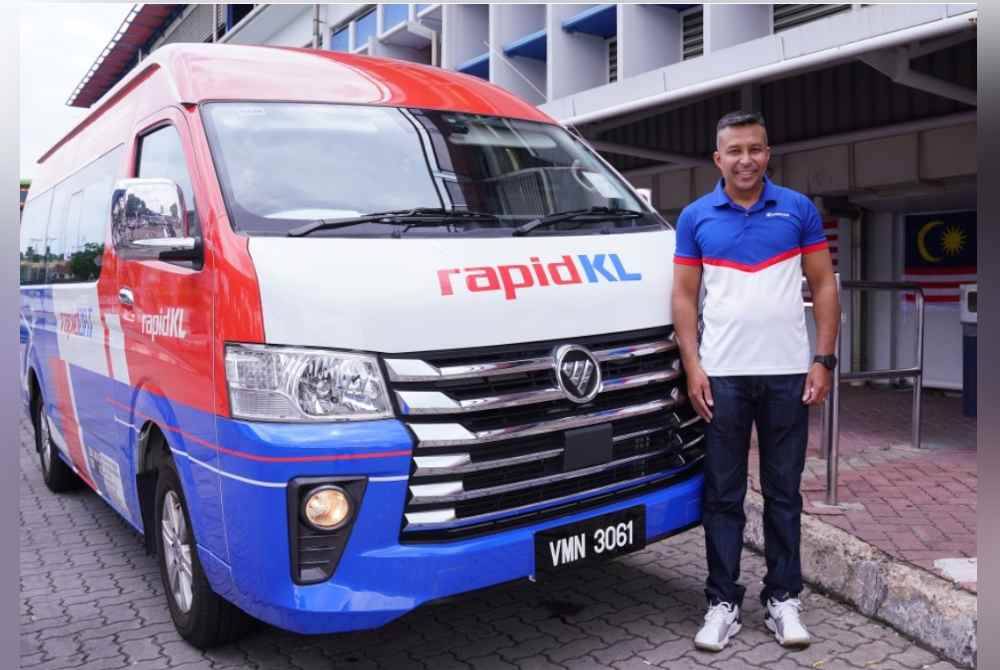 Khairil bersama van DRT yang beroperasi di stesen LRT Taman Bahagia, Petaling Jaya.