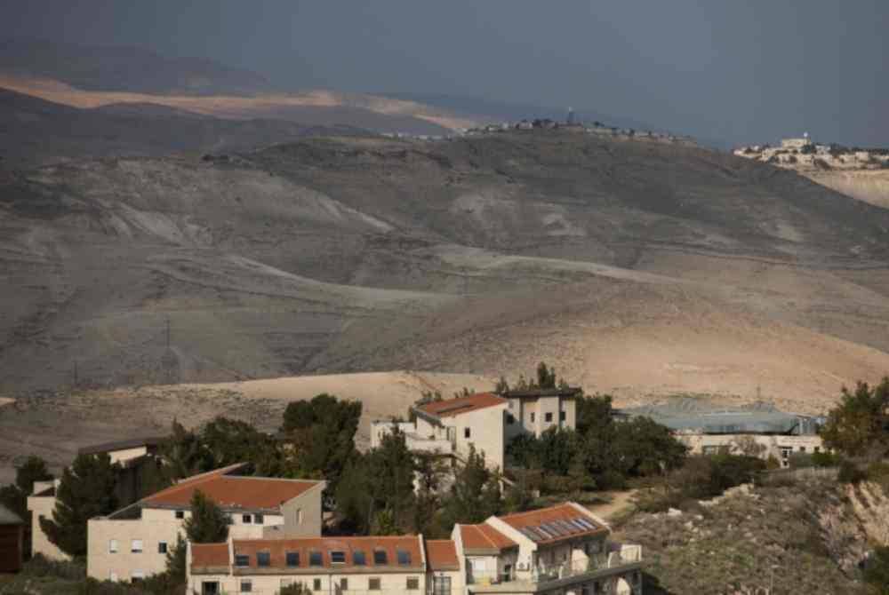 Kebun diusahakan mereka berada di Kawasan C yang dikawal sepenuhnya Israel.