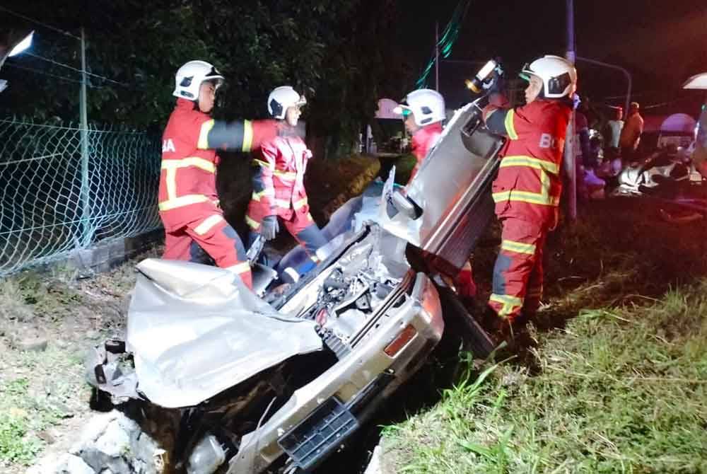 Bomba mengeluarkan mangsa yang tersepit.