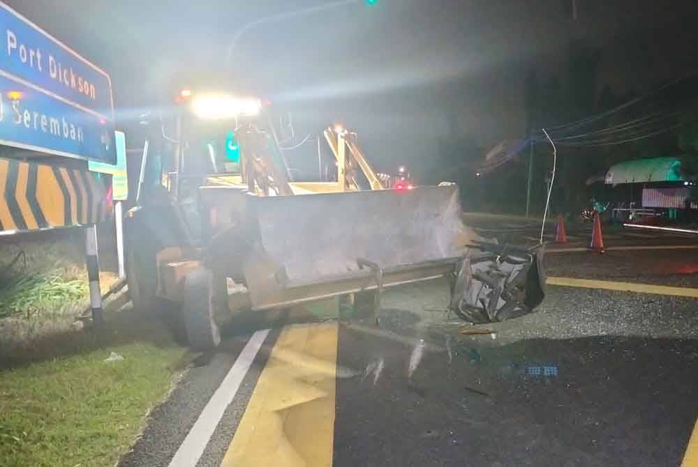 Jengkaut yang dirempuh kereta dinaiki mangsa.