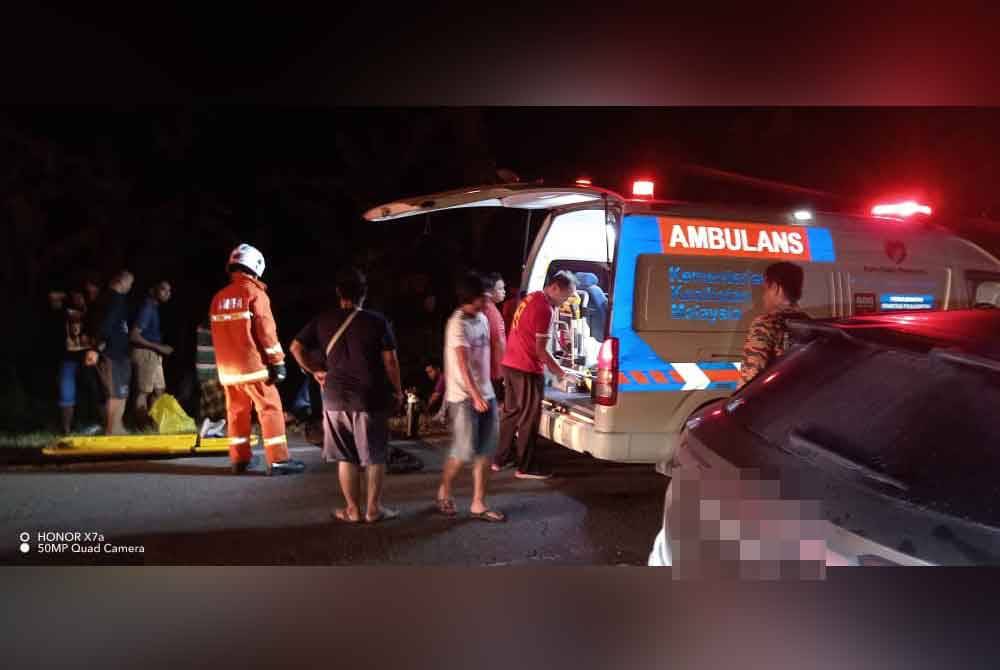 Mangsa kemalangan diserahkan kepada ambulans untuk dibawa ke hospital.