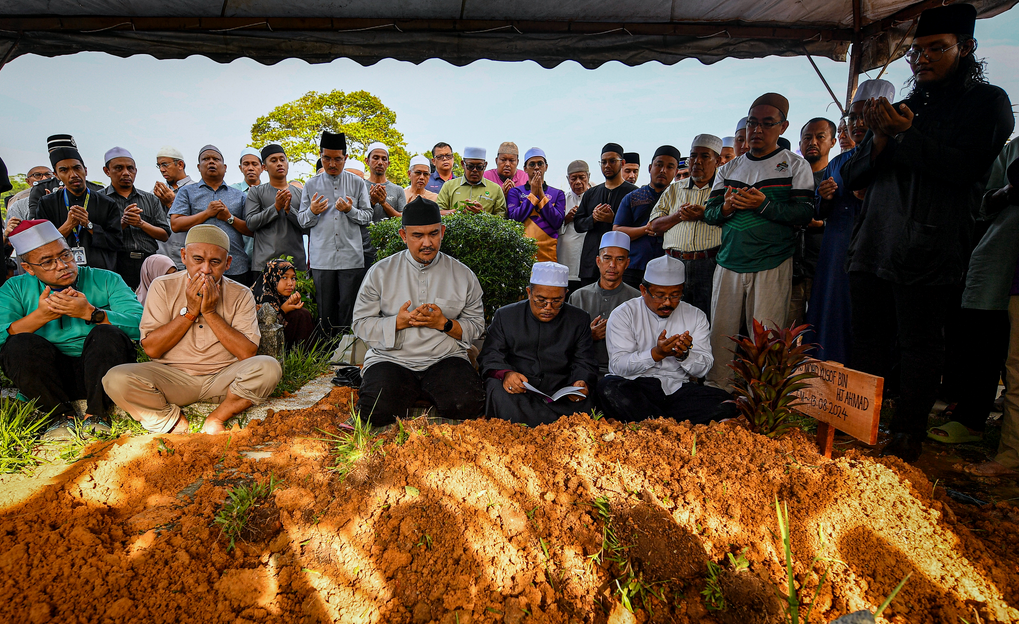 Imam Besar Masjid Negeri, Syamsul Ammar Shuib (duduk dua, kanan) memimpin bacaan doa sejurus selesai pengebumian bekas Mufti Negeri Sembilan Allahyarham Datuk Mohd Yusof Ahmad di Tanah Perkuburan Islam Makam Tuan Sheikh Hj Mohd Said, Sikamat pada Rabu. Foto Bernama