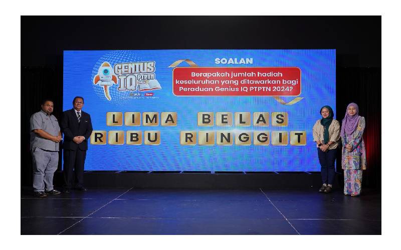Azhar (dua dari kiri) bersama Farah, Airol Fadley dan Rina pada Majlis Pelancaran Peraduan Genius IQ PTPTN 2024 yang diadakan di Studio F, Kompleks Kumpulan Karangkraf, di sini pada Selasa.